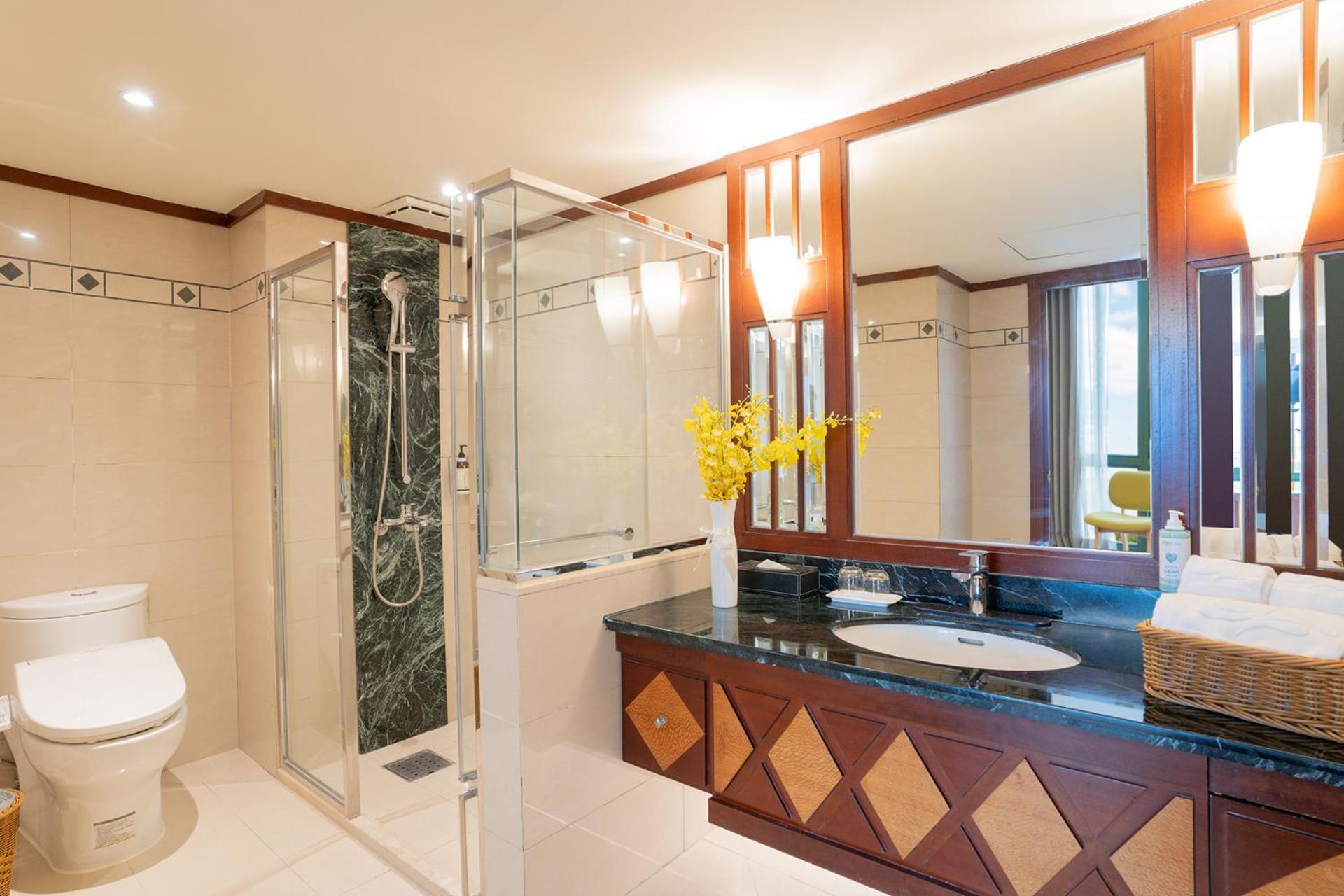 Formosan Naruwan Hotel Taitung Екстериор снимка A bathroom in a hotel